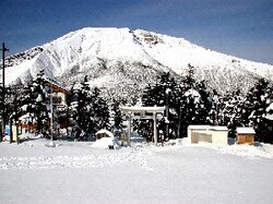 毎年たくさんの登山者や信者が訪れる「御岳山」