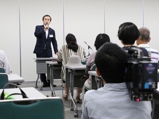 おおぶ・あったか見守りネットワーク事業説明会であいさつをする市長