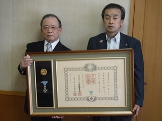 叙勲を受章された佐枝氏と市長