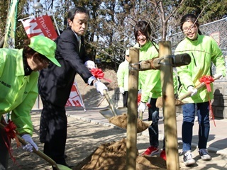 江端緑道において植樹をする市長