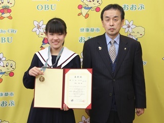 ピアノコンクール入賞者の奥田明里さんと記念撮影をする市長