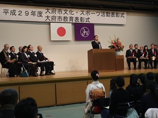 文化・スポーツ活動表彰式及び教育表彰式であいさつをする市長