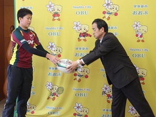 小川さんからパスを受ける市長