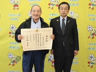 記念撮影をする太田さんと市長