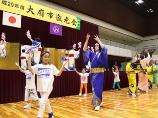 大府ばやしを踊る様子