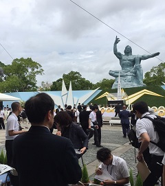 平和祈念像に手を合わせる岡村市長