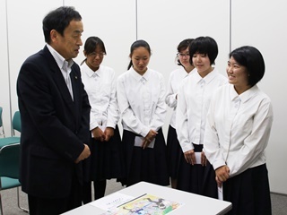 まんが甲子園の説明をする様子