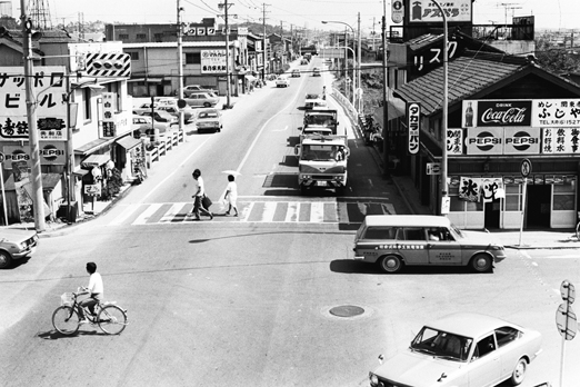 昭和47年の共和駅前交差点から南方面の様子