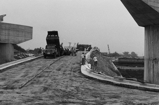 昭和45年当時の石ヶ瀬こ線橋とJR武豊線高架工事の様子