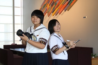 中学生記者の飯田奈津子さんと佐藤朱夏さん