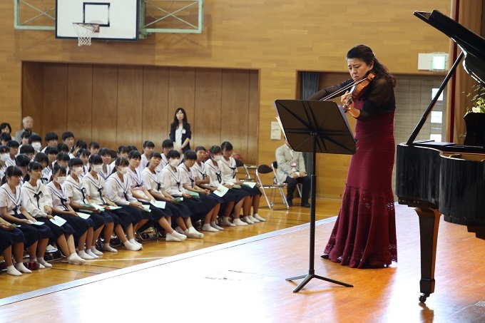 竹澤恭子学校訪問コンサートの様子