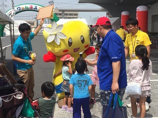 ウェルネスフェスタで子どもたちとふれあうおぶちゃんの様子です