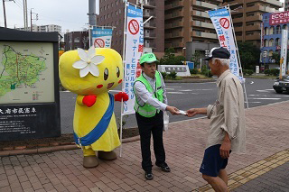 大府駅前の禁煙地区で啓発をするおぶちゃんの様子です