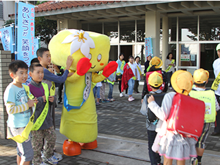 東山小学校であいさつ運動に参加するおぶちゃん