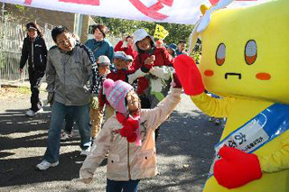 参加者をお見送りするおぶちゃん