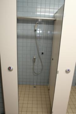 写真：シャワー室の内観
