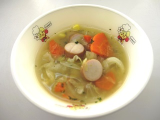 写真:お皿に盛り付けた野菜のスープ煮