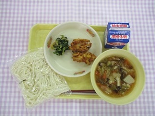 写真:さつま芋のかき揚げの給食