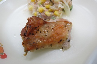 写真：お皿に盛り付けた鶏肉のハーブ焼き