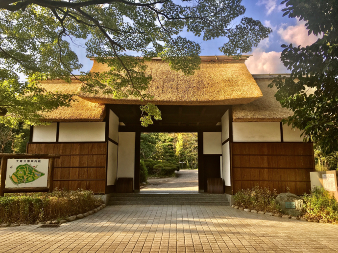 写真：大倉公園（茅葺門）