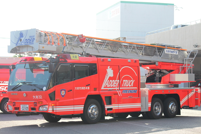 消防　はしご車　テクノ　408と409 はしご車｜大府市