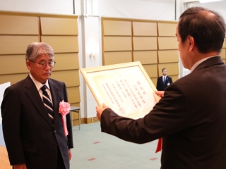 写真：顕彰状を渡す市長