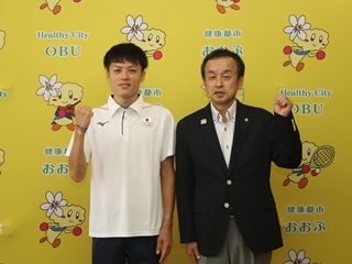 写真：山口選手と岡村市長