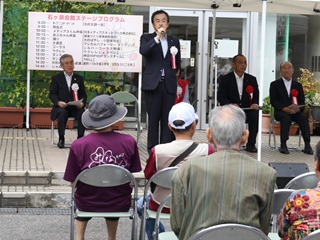 写真：挨拶する市長