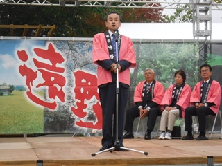 写真：挨拶する市長