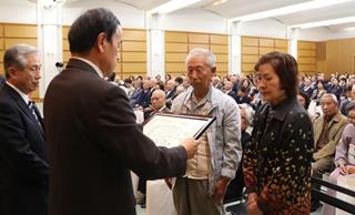 写真：表彰状を渡す市長