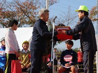 写真：表彰する市長