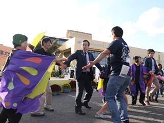 写真：市民と踊りを楽しむ市長