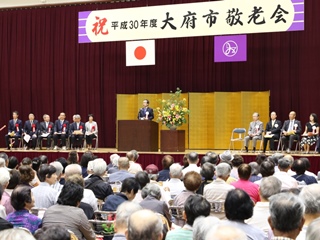 写真：挨拶する市長