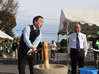 写真：餅つきをする市長