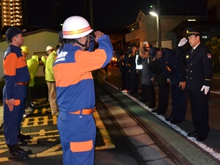 写真：夜警を巡視激励する市長