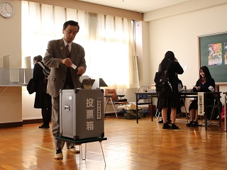 期日前投票所で投票をする市長