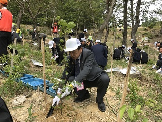 全国植樹祭で植樹する市長