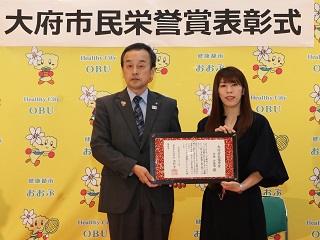 吉田沙保里さんと記念撮影をする市長