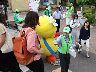 路上禁煙地区街頭啓発キャンペーンで啓発活動をする市長