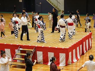 民謡講習会で踊る市長