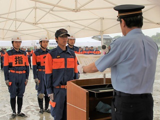 消防団員に表彰状を授与する市長