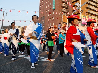 大府夏まつりで盆踊りに興じる市長