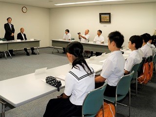 中学生平和大使 長崎派遣報告会であいさつをする市長