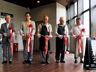 オープニングでテープカットをする市長