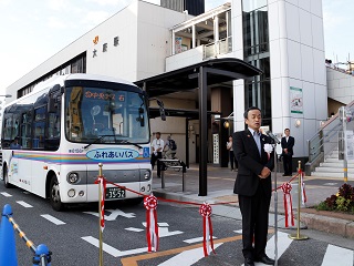 ふれあいバスの出発式であいさつをする市長