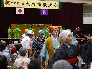 総おどりに参加する市長