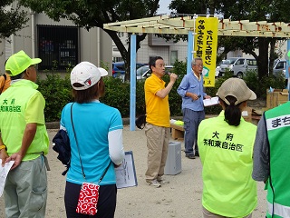 清掃活動であいさつをする市長