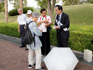 募金活動を行う市長