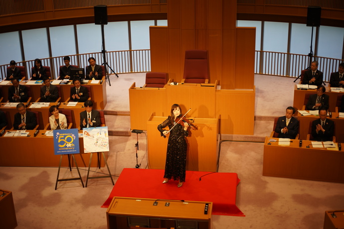 議場で大府市公式イメージ曲を披露する水野紗希さん