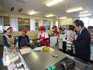 試食審査をする市長